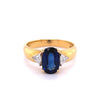 2,32 Karat Ovalschliff Blauer Saphir mit Trillantschliff Diamant-Seitensteinen in 18k Gelbgold Ring