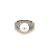 Bague en platine avec perle des mers du Sud et pavé de diamants ronds sur les côtés