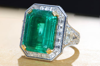 AGL Zertifiziert 15,78 Karat No Oil Smaragd und Halbmondschliff Diamant Ring – Assay Jewelers