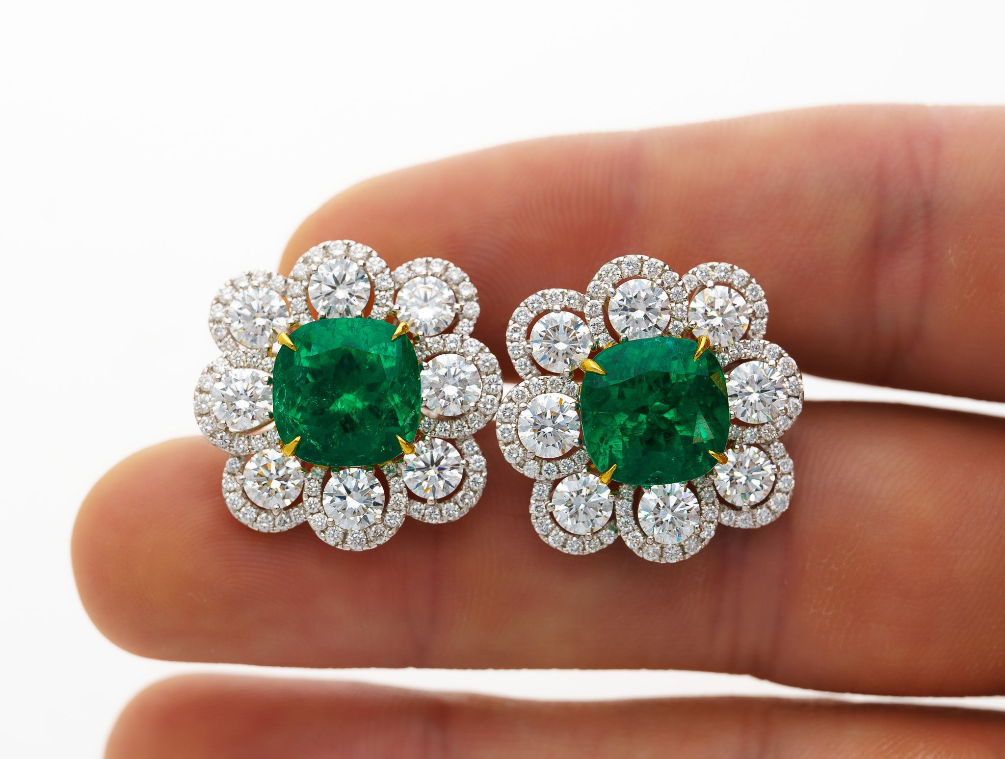 10-Carat-Colombian-Emerald-GRS-Certified-Cushion-Cut-Minor-Oil-Diamond-Earrings-2_94589594-ab84-4c0c-a6ed-81a9efb2fb01.jpg