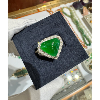 Bague halo en diamant en jadeite de type A, taille cabochon triangulaire, en or blanc 18K – Assay Jewelers