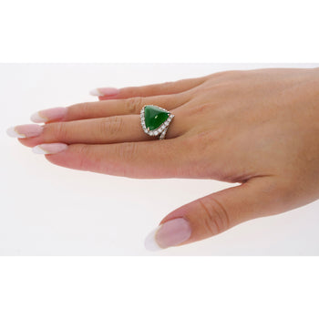 Bague en or blanc 18K avec jadéite de type A, taille cabochon triangulaire et halo de diamants – Assay Jewelers