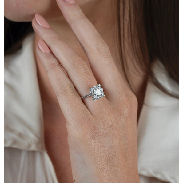 Bague de fiançailles avec diamant cultivé en laboratoire taille princesse 1,50 carat, corps torsadé style corde en or 18K et halo de diamants
