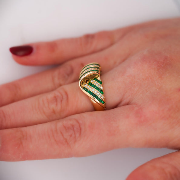 1.55 Carat Emerald & Diamond in 18K Gold Bow Dome Design Band Ring