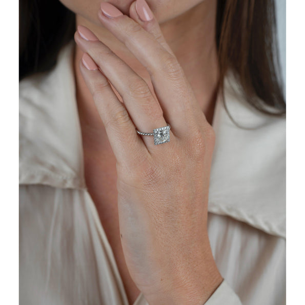 Bague de fiançailles en diamant de laboratoire taille princesse 1,60 carat, monture torsadée style corde en or 18K et halo de diamants