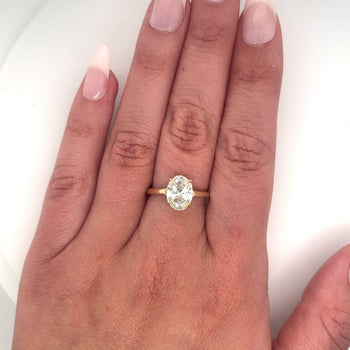 Bague en or jaune 14K avec diamant de laboratoire CVD taille ovale de 2,06 carats, serti bas – Assay Jewelers