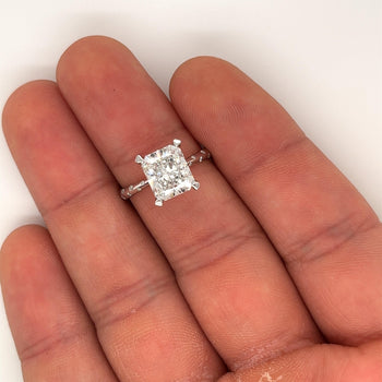 Bague en diamant cultivé en laboratoire taille radiant de 2,82 carats en or blanc 18K, certifiée IGI – Assay Jewelers