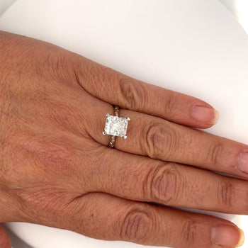 Bague en or blanc 18K avec diamant cultivé en laboratoire taille radiant de 2,82 carats, certifiée IGI – Assay Jewelers
