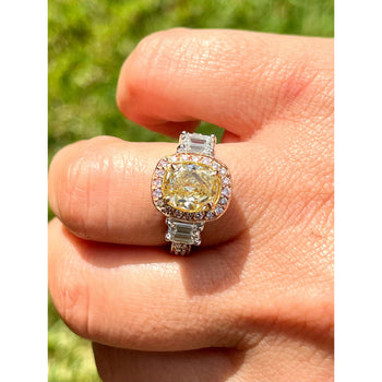 Diamant jaune taille Coussin de 2,85 carats certifié GIA dans une Bague style Art déco – Assay Jewelers
