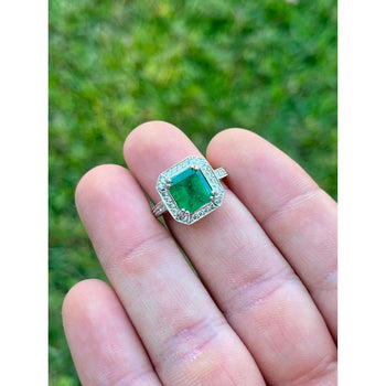 3 Carat Colombian Emerald in 18K White Gold Ring & Round Cut Diamond Halo – Assay Jewelers
