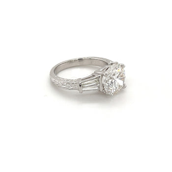 Diamant rond cultivé en laboratoire de 3 carats avec pierres latérales en diamant baguette dans une Bague Anciens en platine – Assay Jewelers