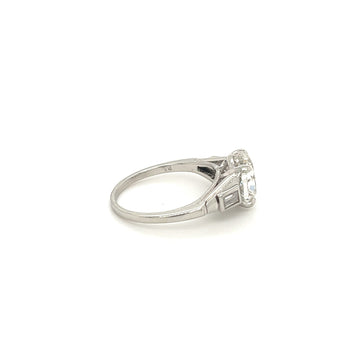 3,02 carat Diamant de synthèse H/VVS2 Coussin 3 pierres en platine Bague – Assay Jewelers