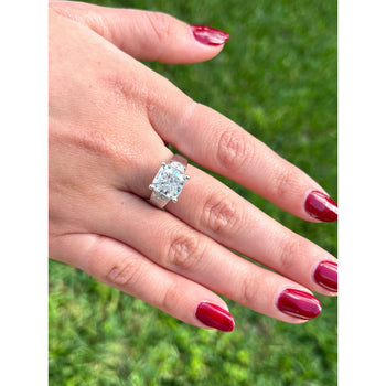 Bague en or blanc 14K avec diamant de laboratoire taille radiant de 4 carats et pierre latérale demi-lune – Assay Jewelers