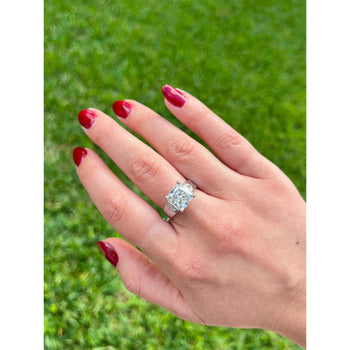 Bague en diamant de laboratoire taille radiant 4 carats avec pierre latérale demi-lune en or blanc 14K – Assay Jewelers