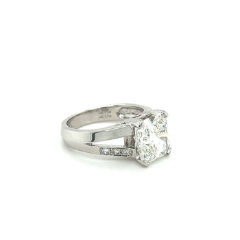 Diamant de laboratoire taille radiant de 4,11 carats sur Bague à épaules fendues avec pierres latérales en diamant – Assay Jewelers