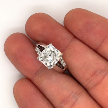 Diamant de laboratoire taille radiant de 4,11 carats dans une Bague à tige fendue avec pierres latérales en diamant – Assay Jewelers
