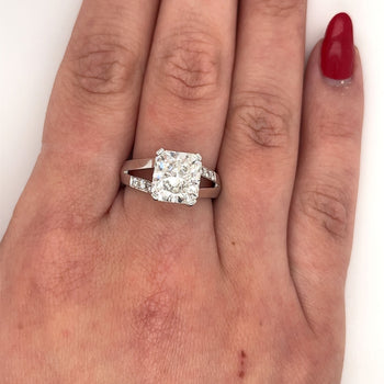 Diamant de laboratoire taille radiant de 4,11 carats sur Bague à anneau fendu avec diamants latéraux – Assay Jewelers