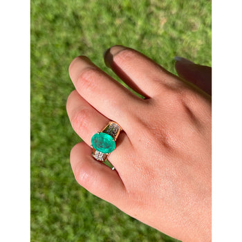 Bague en or jaune 18K avec émeraude naturelle taille ovale de 4,14 carats et diamant – Assay Jewelers