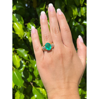 Bague en or jaune 18K avec émeraude naturelle taille ovale de 4,14 carats et diamants – Assay Jewelers