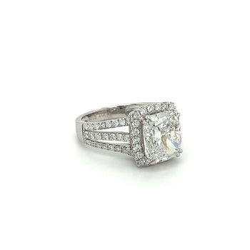 Bague halo en diamants à 3 rangs avec anneau fendu et diamant de laboratoire taille Coussin 4,44 carats F/VVS2 – Assay Jewelers