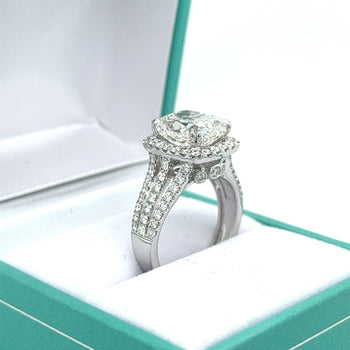 Diamant de laboratoire taille Coussin 4,44 carats F/VVS2 dans une Bague halo en diamants à tige fendue sur 3 rangs – Assay Jewelers