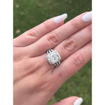 Diamant de laboratoire taille Coussin 4,44 carats F/VVS2 sur Bague halo en diamants à trois rangs avec anneau fendu – Assay Jewelers