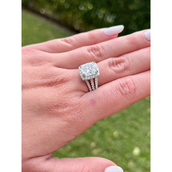 Bague halo en diamants à anneau fendu, 3 rangs, avec diamant de laboratoire taille coussin F/VVS2 de 4,44 carats. – Assay Jewelers