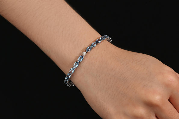 9 Carat Aquamarine & Diamond Single Single 18k White Gold Bracelet