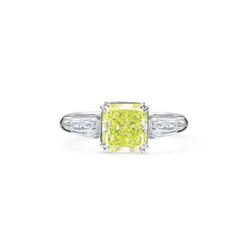 خاتم Ring ثلاثي الأحجار من ألماس فاخر أصفر-أخضر بقطع Radiant بوزن 2.22 قيراط، بشهادة GIA، من ذهب أبيض 18K – Assay Jewelers