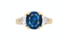 GIA Zertifizierter Ovaler Blauer Saphir und Trillion Diamant 3 Stein Ring in 18K