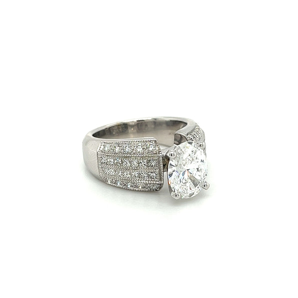 Bague de fiançailles cadre large en or blanc 18K avec diamant taille ovale certifié GIA de 2.14 carats
