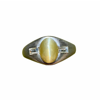 Bague en platine avec œil-de-chat naturel et diamants taille baguette – Assay Jewelers