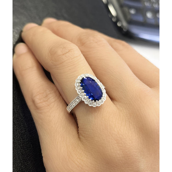 Bague Anciens en saphir bleu ovale 2,38 carats sans chauffe, finition milgrain et diamants