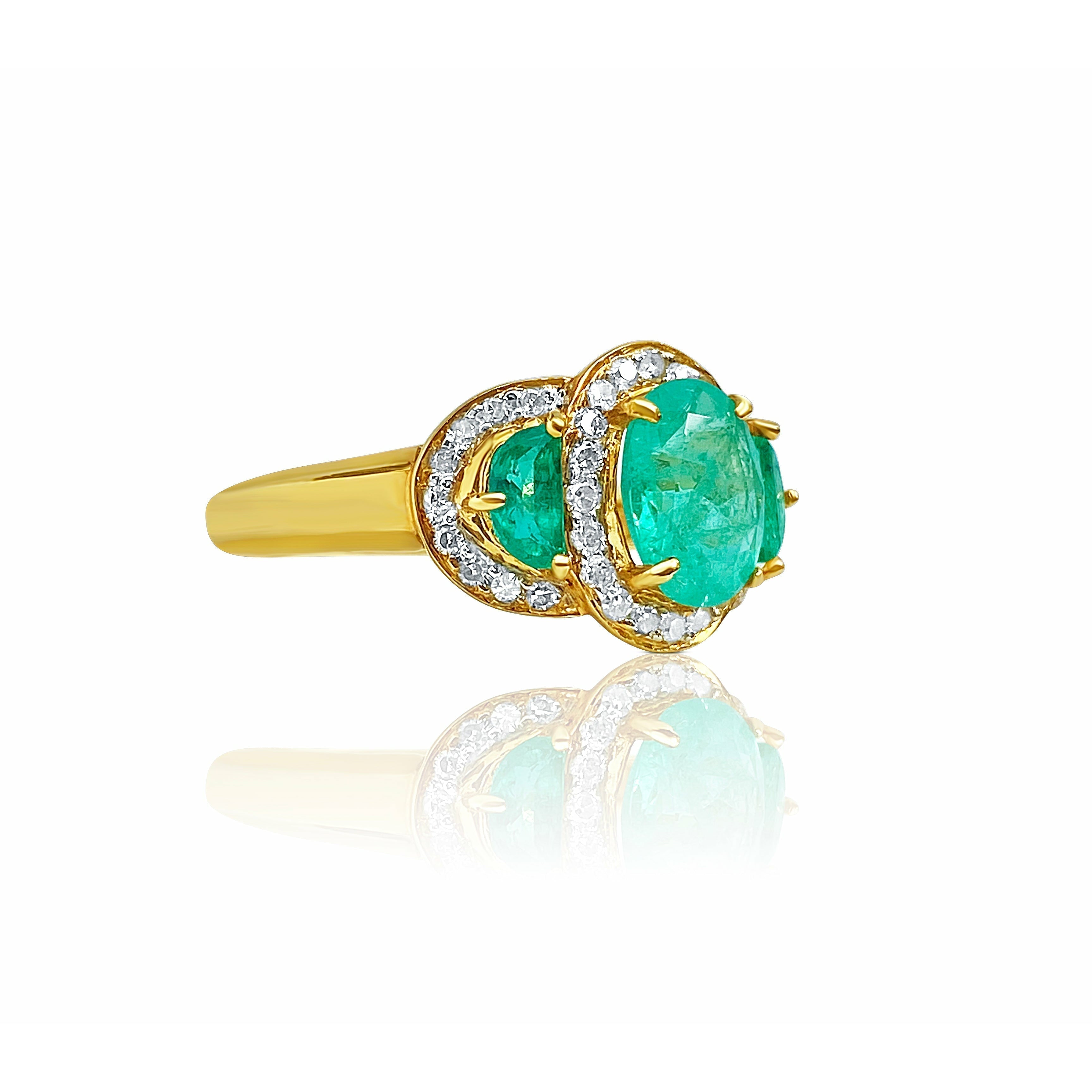 Vintage 3 stone oval cut Colombian Emerald Ring in 18k Yellow Gold - ASSAY